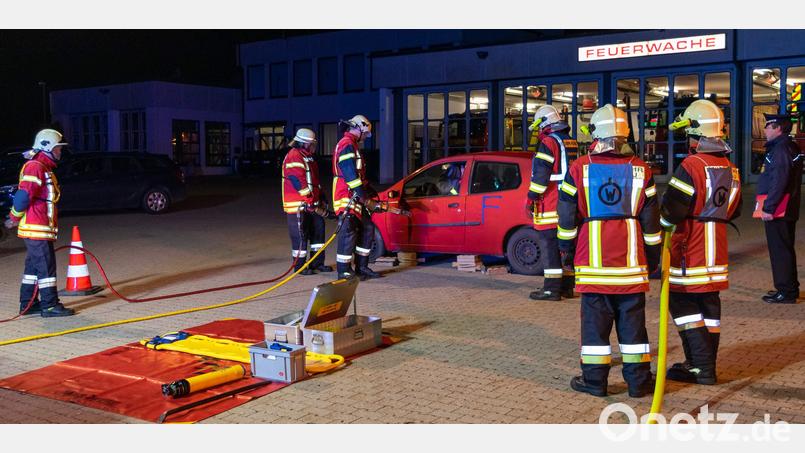 Im praktischen Teil der Prüfung müssen die Aktiven der Feuerwehr Hirschau Rettungsmaßnahmen bei einem simulierten Verkehrsunfall präsentieren. Bild: u