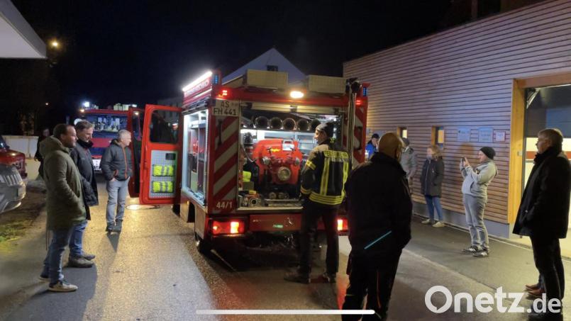 Die Ankunft des neuen Tragkraftspritzenfahrzeugs der Feuerwehr Hirschbach war auch wegen der Dunkelheit besonders stimmungsvoll. Bild: lei