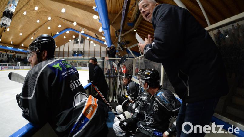 Ein alter Bekannter auf der Bank des ERSC Amberg: Der langjährige Löwen-Trainer Dirk Salinger (rechts) vertritt in nächster Zeit Coach Dan Heilman. Archivbild: Andreas Brückmann