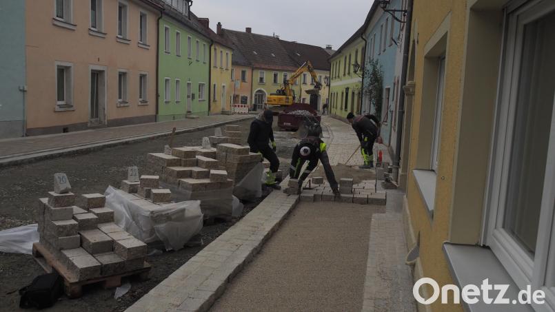 Derzeit laufen die Pflasterarbeiten in der Bischof-Senestrey-Straße. Die Straße könnte bis Ende des Monats wieder genutzt werden, erfuhr der Stadtrat. Bild: ws