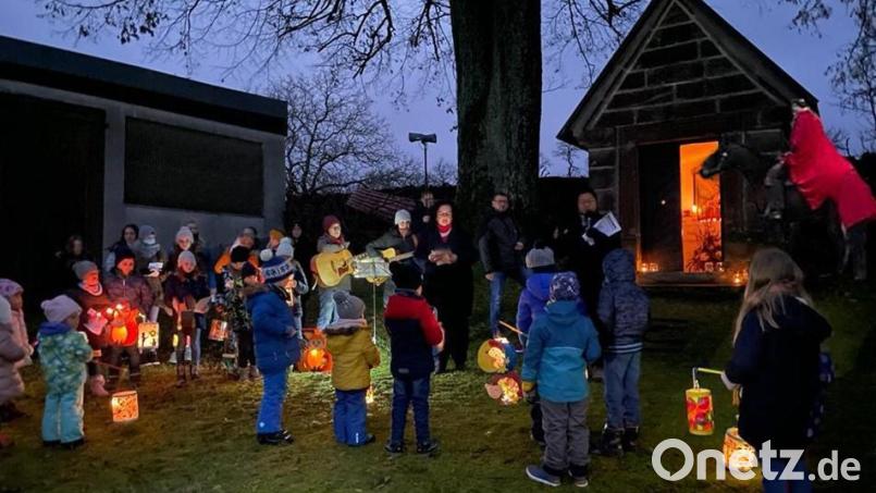 Die Kinder haben beim Singen mit Instrumentalbegleitung an der Barbarakapelle großen Spaß. Bild: Sandra Schwemmer/exb