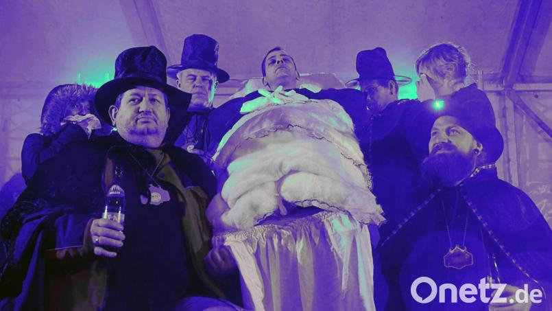Die Narrhalla Weiden trägt am Faschingsdienstag 2020 den Fasching zu Grabe. Damals ahnte noch niemand, dass die nächsten beiden Sessionen komplett ausfallen würden. Archivbild: Gabi Schönberger