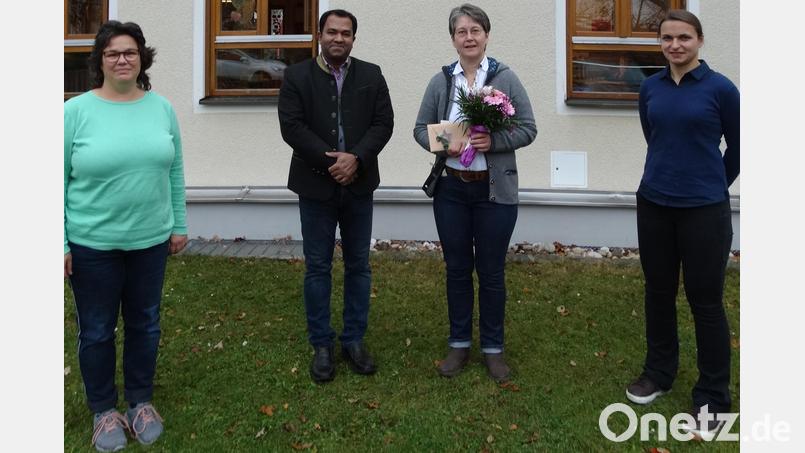 30 Jahre wirkt Monika Krieger (Zweite von rechts) bereits als Erzieherin in der Kita St. Martin Schlicht. Dazu gratulieren (von links) Leiterin Sonja Schnellinger, Stadtpfarrer Robin Xavier und Caritas-Geschäftsführerin Ilona Wydra. Bild: ct