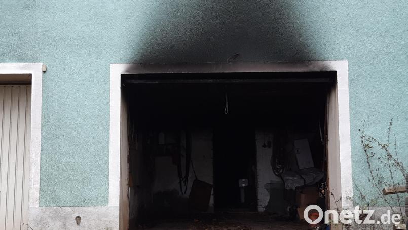 An der Wand der Wand des Wohnhauses sind noch die Spuren des nächtlichen Brands zu sehen. Bild: Lowak