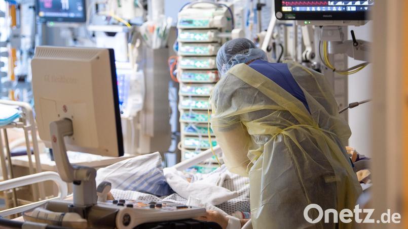 Ein Intensivpfleger arbeitet auf einer Intensivstation an einem Covid-19-Patienten. Symbolbild: Sebastian Gollnow/dpa