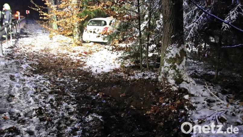 Ein Fahrer ist mit seinem Ford Ka einem Auto auf der Gegenfahrbahn ausgewichen. Seine Fahrt endete abseits der Straße. Bild: jma
