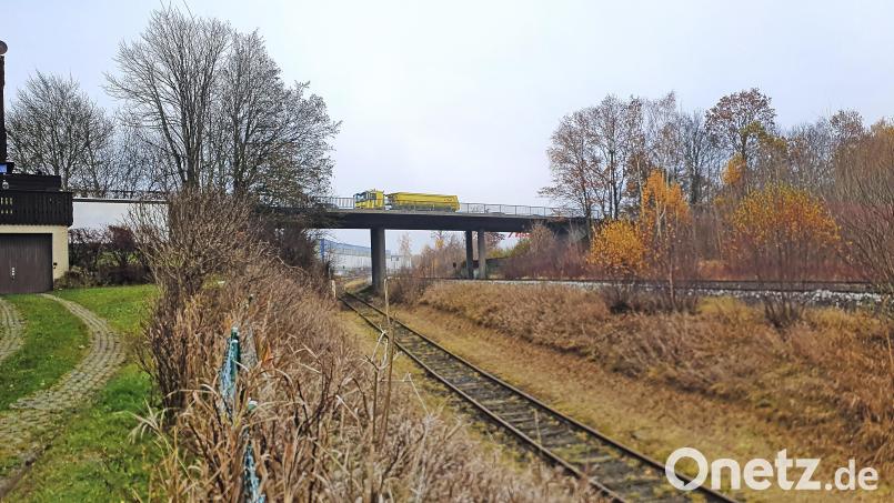 Die Höhe der Ziegler-Brücke, wie sie im Volksmund heißt, ist nicht ausreichend, um darunter eine Oberleitungsanlage bauen zu können. Daher soll die Brücke in der Waldershofer Straße an gleicher Stelle mit größerer Höhe neu gebaut werden. Die Gleise darunter werden zusätzlich abgesenkt. Bild: Biczysko/fph