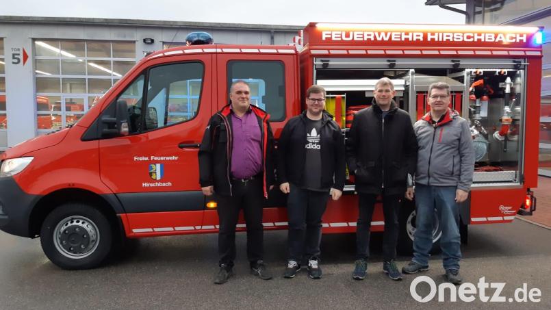 Bei der Abholung in Landau: Kommandant Reinhard Vogel, das Vater-Sohn-Duo Kilian und Helmut Reif sowie zweiter Kommandant und Zweiter Bürgermeister Stefan Steger (von links). Bild: lei