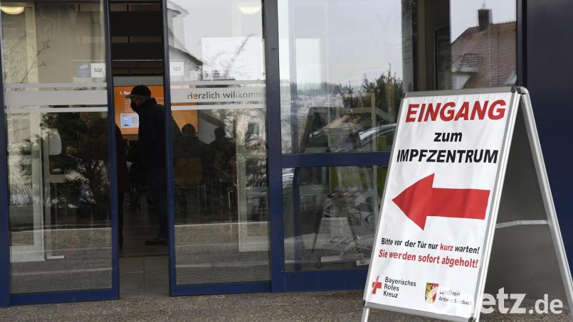 Das BRK-Impfzentrum in Sulzbach-Rosenberg. Künftig sollen Booster-Impfungen schon nach fünf Monaten nach der Zweitimpfung verabreicht werden. Bild: Petra Hartl