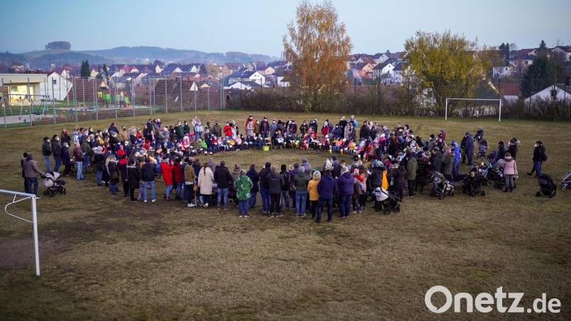 Die Buben und Mädchen der Kinderoase feiern das Martinsfest im Freien. Bild: W. Daubner)/exb