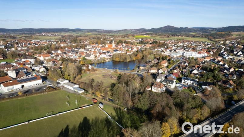 In Kemnath wird ein neuer Stadtteil geplant: Auf den beiden Sportplätzen ist eine Bebauung mit Wohnhäusern vorgesehen. Im Bereich des Sportheims soll ein Parkhaus entstehen. Und auf der Fläche zum Stadtweiher (Brauhaus-Brache) sind unter anderem ein Hotel, ein Boardinghaus sowie Wohn- und Geschäftshäuser geplant. Bild: rw