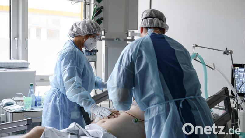 Pflege am Limit. Weil in Niederbayern keine Plätze mehr frei sind, übernehmen Oberpfälzer Häuser Patienten. Symbolbild: Daniel Vogl