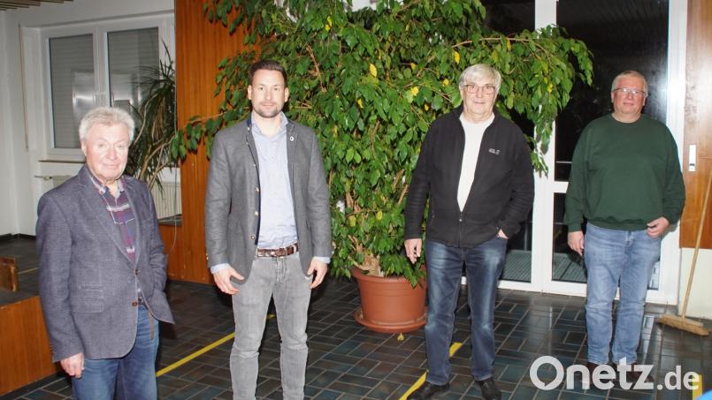 Vorsitzender Michael Koller (links) und Vorstandsmitglied Helmut Kiesl (rechts) gratulieren Josef Holler (Zweiter von links) für 25 Jahre und Ludwig Höcherl für 50 Jahre Mitgliedschaft im OWV Stadlern. Bild: mmj