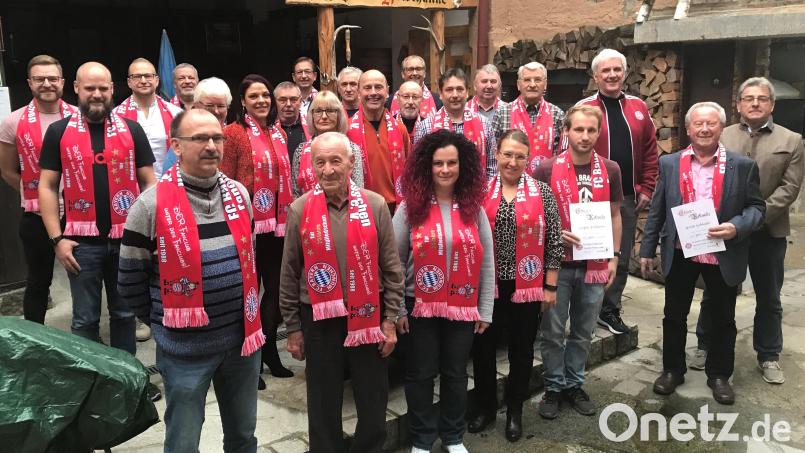 Vorsitzender Gerhard Stadler (Dritter von rechts) und Stellvertreter Harald Sigritz (rechts) zeichnen zahlreiche Mitglieder für 25 Jahre Treue zum Fanclub aus. Bild: Eichl