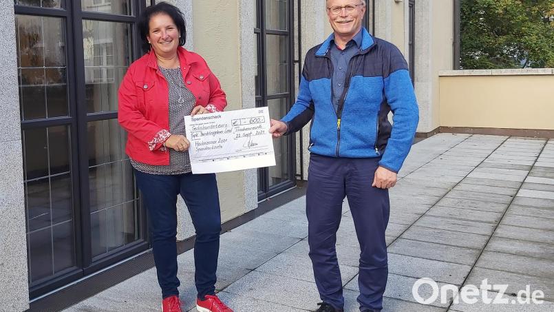 Der ehemalige Personalratsvorsitzende im Landratsamt Tirschenreuth, Max Bindl, und die neue Personalratsvorsitzende Ramona Wiesent (seit 1. November) präsentieren den Spendenscheck. Bild: Landratsamt Tirschenreuth/exb