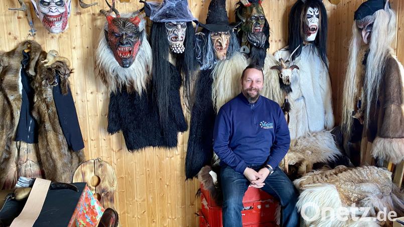 Eine Art Gruselkabinett: Klaus Windschügl in seinem Gartenhäuschen, in dem er seine Masken und Gewänder aufgehängt hat, fast alle davon sind selbst gefertigt. Bild: Eichl