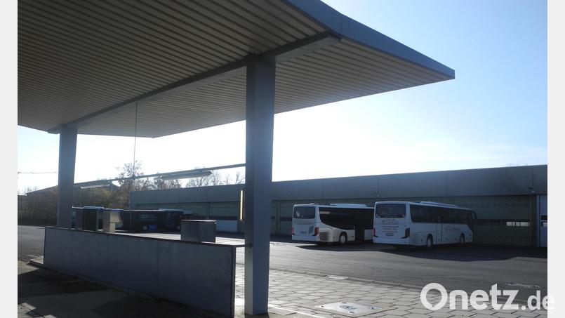 Das Eska-Betriebsgelände an der Mitterteicher Straße ist in die Jahre gekommen. So herrscht Sanierungsbedarf am undichten Flachdach der Fahrzeughalle. Bild: as