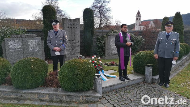 Pater Binu und die beiden SKK-Vorsitzenden Georg Fischer und Georg Lorenz bei der Feierlichkeit zum Volkstrauertag am Ehrenmal im Unterauerbacher Friedhof. Bild: ga