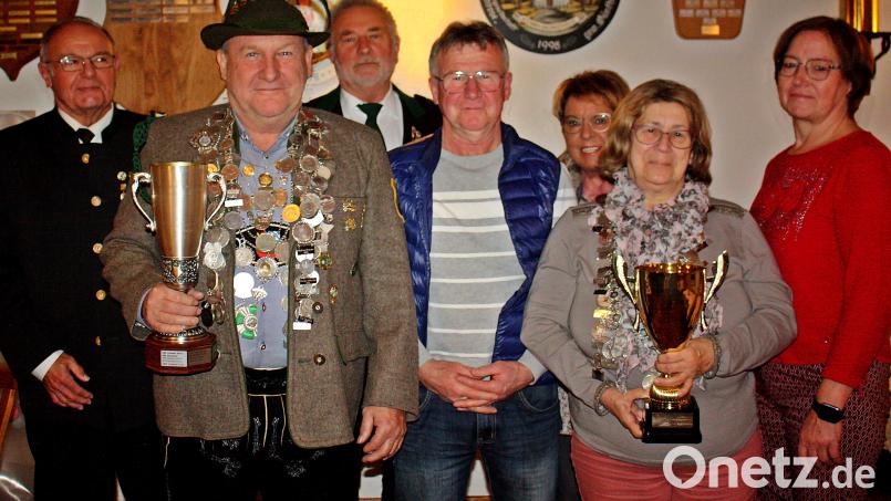 Die beiden Könige vorne, links Richard Förster und rechts Christa Fuhrmann mit den Platzierten und Scheibengewinnern. Erster Schützenmeister Franz Fuhrmann (links). Bild: R. Kreuzer