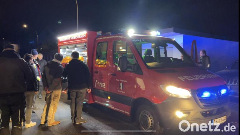 Die Ankunft des neuen Tragkraftspritzenfahrzeugs der Feuerwehr Hirschbach war auch wegen der Dunkelheit besonders stimmungsvoll. Bild: lei
