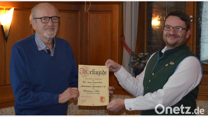 Hermann Sehr (links) ist seit 30 Jahren Mitglied der Ammerthaler Blaskapelle. Vorsitzender Daniel Haller überreicht ihm die Treueurkunde. Bild: Johannes Englhard/exb