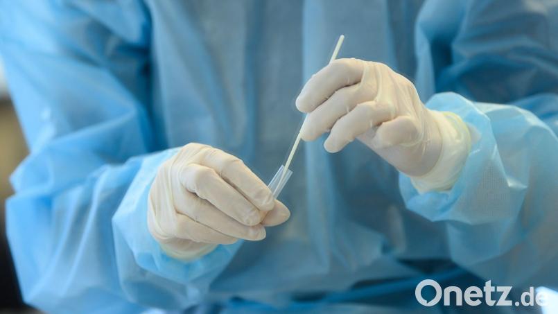 Eine medizinische Mitarbeiterin entnimmt eine Nasenabstrichprobe für einen Coronatest. Im Landkreis Tirschenreuth würden am Donnerstag 57 positive Coronatests registriert. Bild: Robert Michael