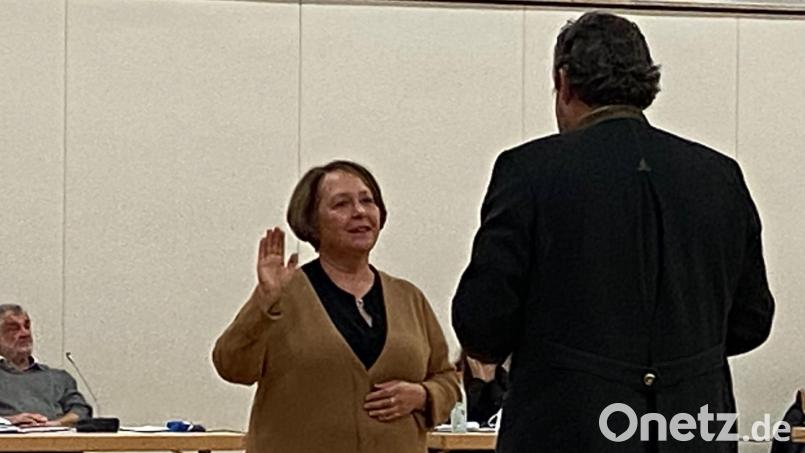 Stadtrat Nabburg: Bürgermeister Frank Zeitler nahm Elisabeth Wilhelm den Eid ab. Bild: Wilhelm Amann