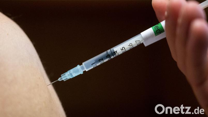 "Schritt zur schnellen Rückkehr zur Normalität": Die bayerische Wirtschaft appelliert an alle Bürger, sich impfen zu lassen. Symbolbild: Marijan Murat/dpa