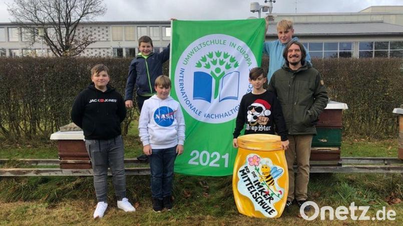 Die Öko-AG mit ihrer Auszeichnung Umweltschule 2021. Bild: Mittelschule Waldsassen/exb