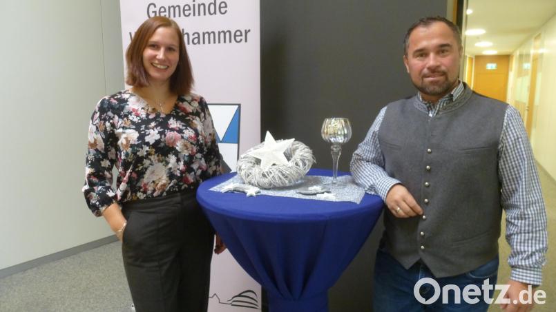 Tanja Bittner (32) aus Weiherhammer, bisher beim Finanzamt Weiden tätig, tritt als VG-Kämmerin die Nachfolge von Christian Wirth an. Der 44-jährige Pirker ist neuer Geschäftsleiter. Claus Hellbach wechselte als Kämmerer in seine Heimatstadt Hirschau.. Bild: bk