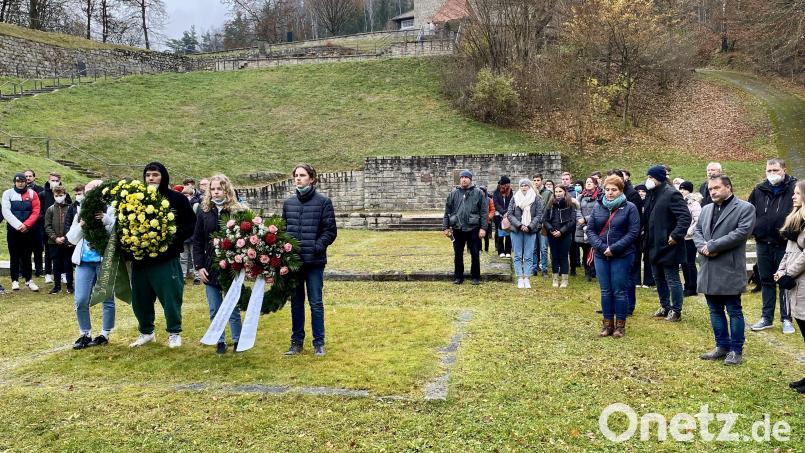 Nach der Gedenkstunde in der Kapelle legen vier Jugendliche im &quot;Tal des Todes&quot; Kränze nieder. Bild: Eichl