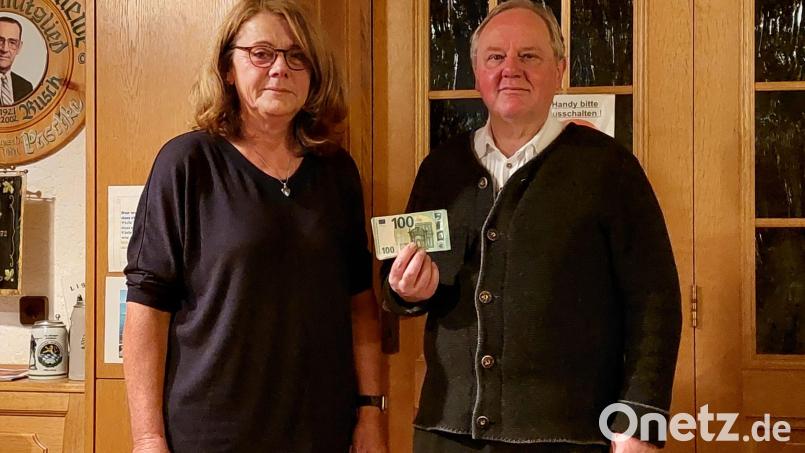 KLB-Vorsitzende Angelika Franz übergab die 500-Euro-Spende für das Senegal-Projekt an Pfarrer Christian Liebenstein. Bild: KLB/exb