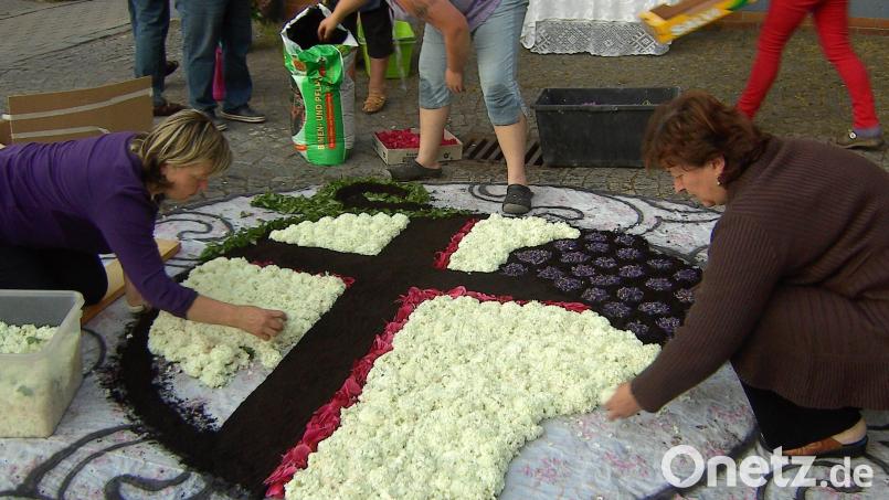 Bei verschiedenen Veranstaltungen waren stets die von den Frauen gelegten Blumenteppiche eine Augenweide. Hier mit der aktuellen Vorsitzender Beate Roth (re). Archivbild: gz