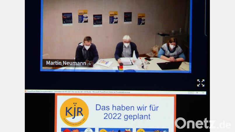 Geschäftsführer Martin Neumann, Vorsitzender Rupert Seitz und Christina Ponader führen gemeinsam die Herbstvollversammlung des Kreisjugendringes Neustadt/WN (von links). Wissenswertes läuft als Power-Point-Präsentation über den Bildschirm. Screenshot: bey