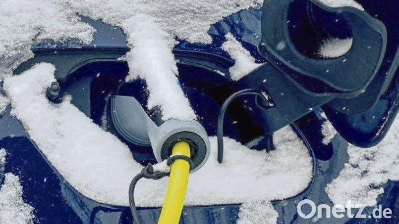 Gerade bei kalten Temperaturen ist es sinnvoll, sein E-Auto in der Garage abzustellen. Bild: Falk Zielke/dpa