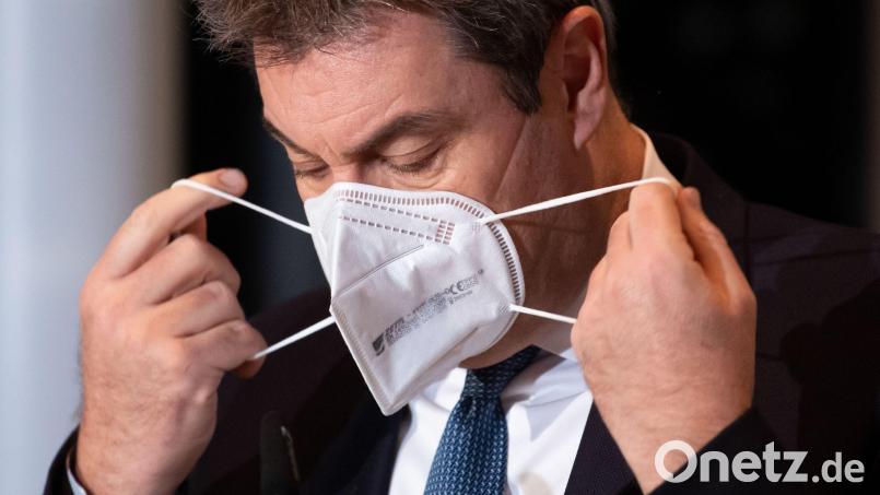 Markus Söder, Ministerpräsident von Bayern, setzt seine Maske auf. Bild: Sven Hoppe/dpa
