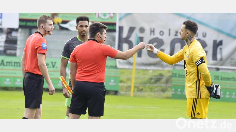 Gebenbachs Kapitän Julian Ceesay (links) und der Ammerthaler Spielführer Christopher Sommerer (rechts) bei der Seitenwahl mit dem Schiedsrichter vor dem Spiel. Das Bild ist aus dem Oktober 2020, damals gewann die DJK Gebenbach das Bayernliga-Derby mit 5:0. Im Hinspiel der aktuellen Saison im August lagen die Ammerthaler dreimal zurück – und gewannen noch mit 5:3. Bild: Hubert Ziegler