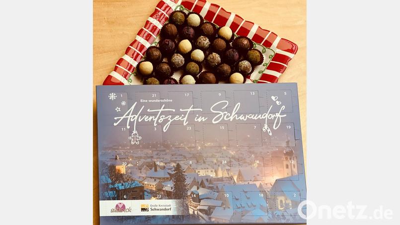 Gefüllt mit 24 Pralinen ist der "Schwandorfer Adventskalender", der ab sofort wieder erhältlich ist. Bild: Peter Mayer/exb