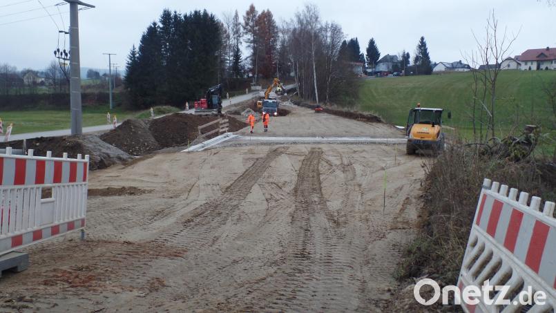 Für den Ausbau der Gemeindeverbindungsstraße (GVS) Weihermühle–Lochau, Bauabschnitt II, mit einem neuen Brückenbauwerk (Bildmitte) sind im Nachtragshaushalt 2021 weitere 173 000 Euro eingestellt. Das Gesamtkostenvolumen dieser Tiefbaumaßnahme beläuft sich auf knapp 1,77 Millionen Euro. Bild: br