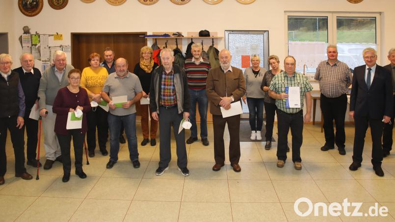 Die langjährigen Mitglieder des VdK-Ortsverbandes mit (von rechts) Vorsitzendem Christoph Götz, Bürgermeister Johannes Reger und VdK-Kreisgeschäftsführer Thomas Stöckl sowie Ehrenvorsitzendem Franz Bäumler (Zweiter von links). Bild: njn