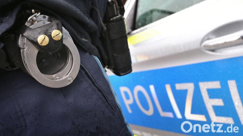 Ein Polizist mit Handschellen und einer Pistole am Gürtel steht vor einem Streifenwagen. Foto: Karl-Josef Hildenbrand/dpa Bild: Karl-Josef Hildenbrand