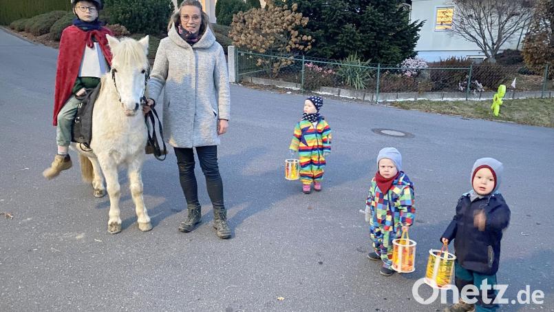 In Theisseil zogen die Buben und Mädchen hinter St. Martin hoch zu Ross her. Bild: Christin Preßl/exb