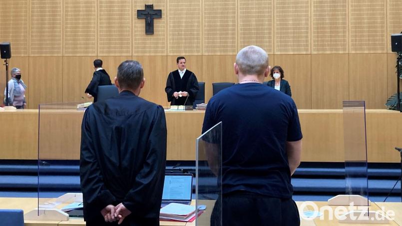 Der Angeklagte mit Verteidiger Rouven Colbatz (links) in Erwartung des Urteils: Die Weidener Strafkammer unter Vorsitz von Richter Matthias Bauer (Mitte) verhängt 8 Jahre für einen 26-Jährigen. Bild: ca