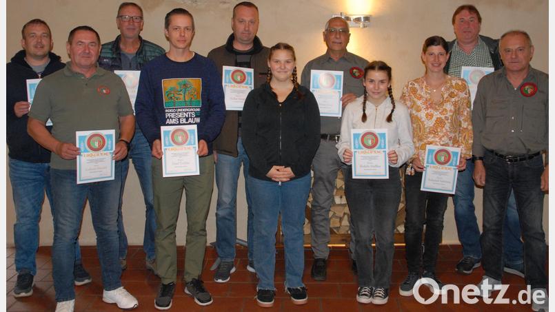 Der Fischereiverein Schmidmühlen ehrt verdiente und langjährige Mitglieder. Ihnen gratuliert der stellvertretende Vorsitzende Richard Sander (rechts). Bild: pop