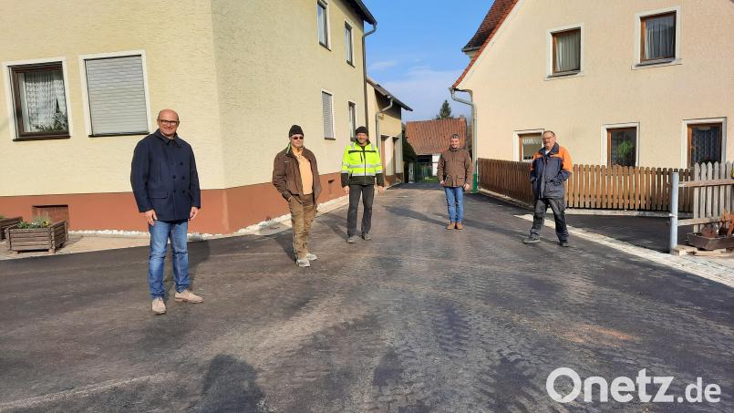 Georg Braun von der Firma Fischer, Bürgermeister Maximilian Beer sowie Zweiter Bürgermeister Franz Stockerl begutachteten die abgeschlossene Baumaßnahme in der Ortssstraße „Am Burgberg“. Bild: Edeltraud Stockerl