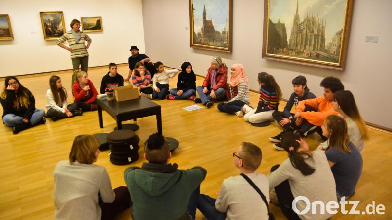 Eine Gruppe von Schülern erhält eine museumspädagogische Einführung in ein Kunstwerk im Kunstforum Ostdeutsche Galerie. Künftig sollen in dem Museum ausgewählte Kunstwerke mit digitalen Unterstützungssystemen für Menschen mit Beeinträchtigung ausgestattet sein. Bild: Gabi Kaskova