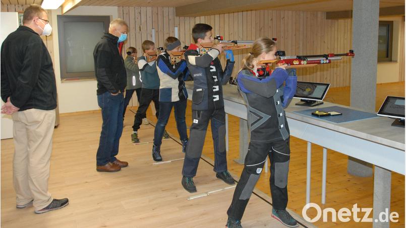 Trotz der Pandemie konnten die Mitglieder der Sportschützen Schmidmühlen, wenn auch mit Abstrichen, trainieren. Die beiden Sportleiter Erwin Koller und Werner Raschke leiteten das Training. Archivbild: pop