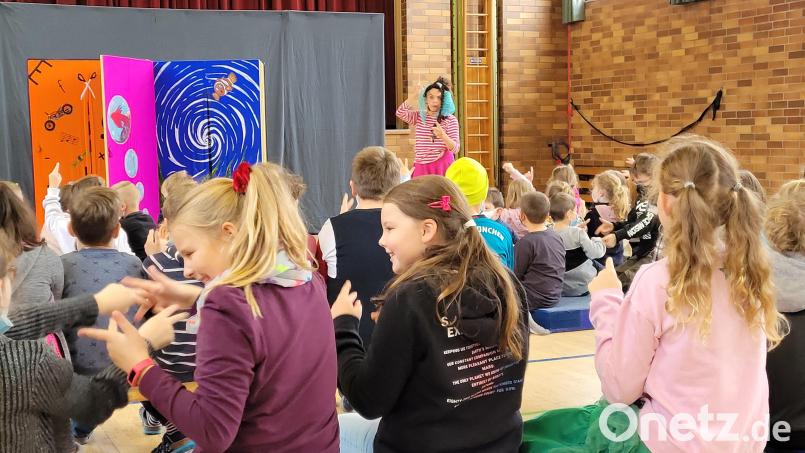Die Kinder wirkten begeistert mit und begleiteten Emma in die Reise ins Reich der Phantasie. Bild: hir