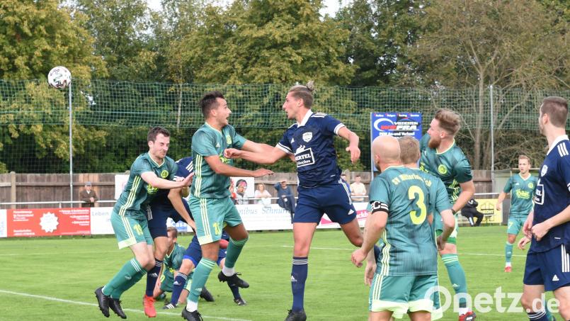 Der SV Mitterteich tritt am Samstag bei den Kickers Selb an. Das Hinspiel (Szene) entschieden die Oberfranken klar mit 4:0 für sich. Hier köpft der Selber Eduard Root (Mitte, blaues Trikot) auf das Mitterteicher Gehäuse. Archivbild: gb