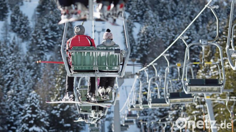 Der Sessellift bewegt sich aufwärts – das gilt allerdings auch für die Zahl der Corona-Fälle in Österreich und in anderen Wintersportregionen. Symbolbild: Florian Schuh/dpa